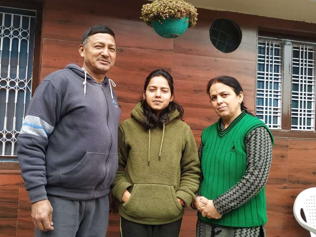 एक सैन्य परिवार से ताल्लुक रखने वाली सोनाली के पिता हसवंत सिंह बिष्ट भारतीय सेना से सेवानिवृत्त