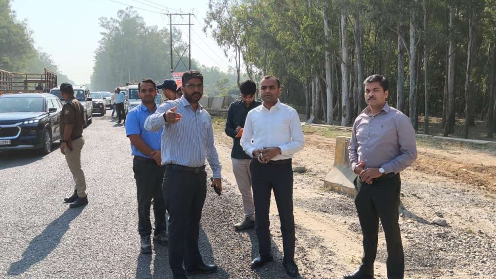 डीएम हरिद्वार ने हिलाया सिस्टम, हरिद्वार- नजीबाबाद हाईवे का किया औचक निरीक्षण