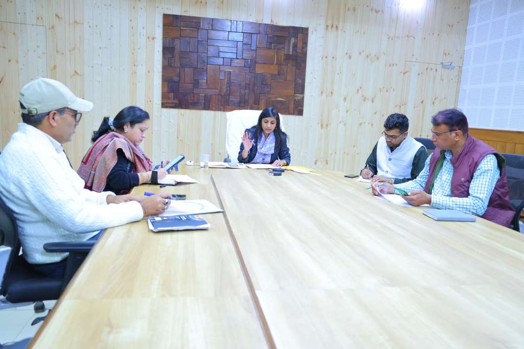 IAS SWATI S BHADORIYA NEWS डीएम पौड़ी की विभागों को चेतावनी, 31 अक्टूबर तक सभी मार्ग करें गड्ढामुक्त, देखिए वीडियो