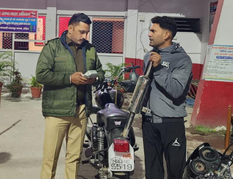 एसपी ट्रैफिक साहब कब होगी ब्रीफिंग में रेट्रो साइलेंसर लगाकर पहुंचे पुलिस कर्मियों की बुलेटों पर कार्रवाई, ज्वालापुर पुलिस ने बुलेट चालक को ही बना दिया मिस्त्री, उतरवाया साइलेंसर, देखिए वीडियो