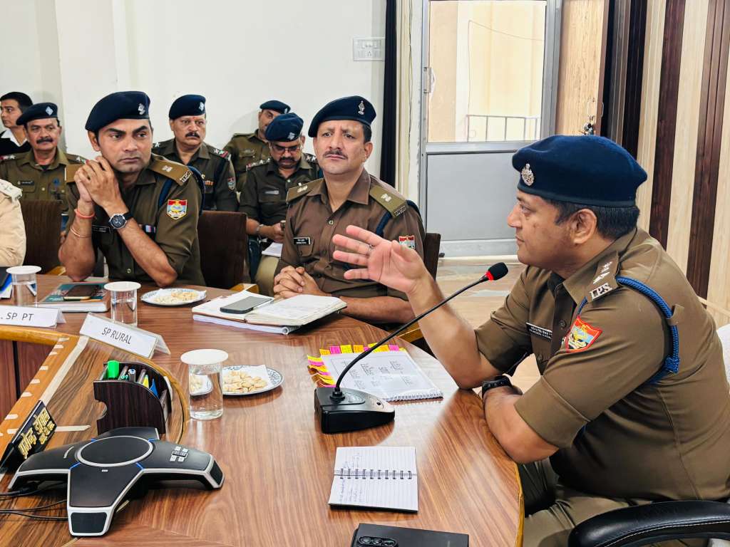 क्राइम मीटिंग: लापरवाह थानेदारों को एसएसपी ने लगाई फटकार, कप्तान साहब ब्रीफिंग में रेट्रो साइलेंसर लगाकर आने वाले पुलिस कर्मियों को कब लगेगी फटकार