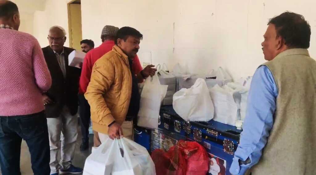 पहले एक कार्यक्रम में बांटे थे बीकानेर के मकोड़े वाले रसगुल्ले, कार्रवाई शून्य, अब स्कूली बच्चों को बांटे गए एक्सपायरी चिप्स, वीडियो वायरल के बाद कार्रवाई का इंतजार