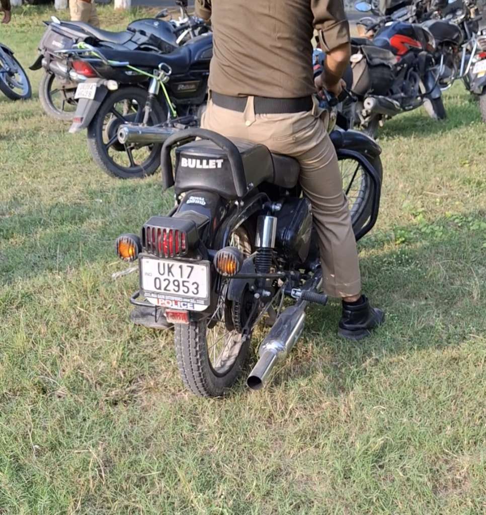 हरिद्वार: “हम नहीं सुधरेंगे… पर सबको सुधारने का जिम्मा है हमारा” ब्रीफिंग के दौरान गरजी पुलिसकर्मियों की रेट्रो साइलेंसर वाली बुलेटें, वीडियो वायरल