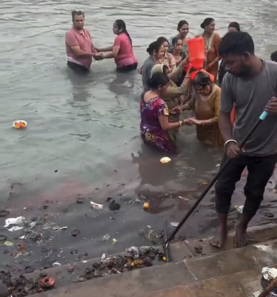गंगा में कूड़ा डालने की वायरल वीडियो पर गंगा सभा की सख्त कार्रवाई, संबंधित स्वयंसेवक हटाए