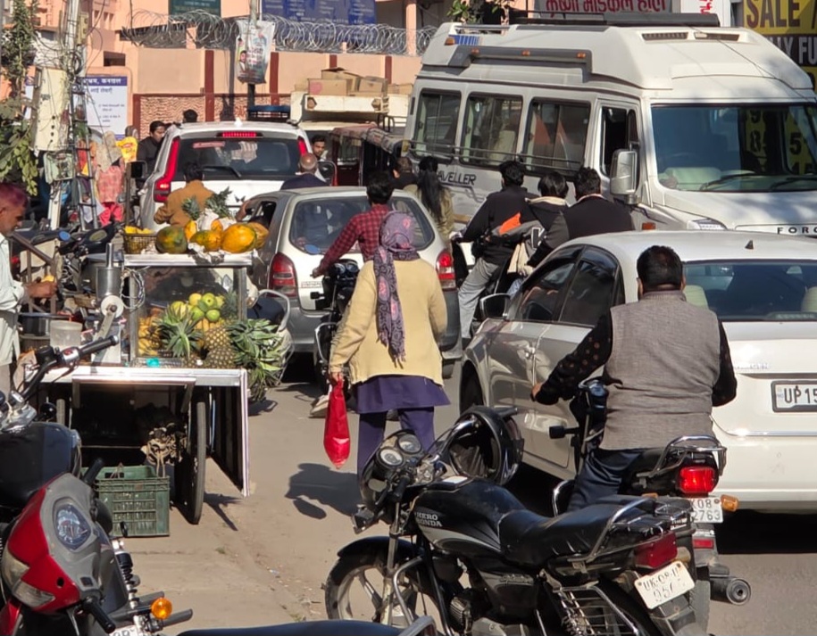 बंगाली अस्पताल के बाहर अव्यवस्था चरम पर, पार्षद ने लगाए आरोप, जाम से लोग परेशान, निगम पर लापरवाही के आरोप, वीडियो वायरल