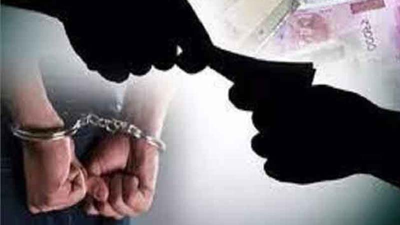 हरिद्वार में विजिलेंस की बड़ी कार्रवाई: देहरादून में तैनात सीओ का पति रिश्वत लेते रंगे हाथ गिरफ्तार