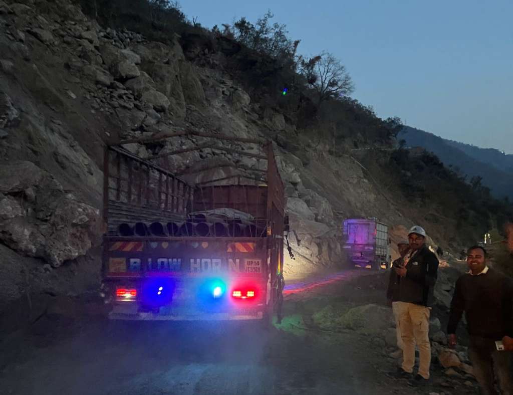 हाईवे निर्माण के दौरान आई बाधा, फिर से शुरू हुई कोटद्वार–सतपुली मार्ग पर आवाजाही