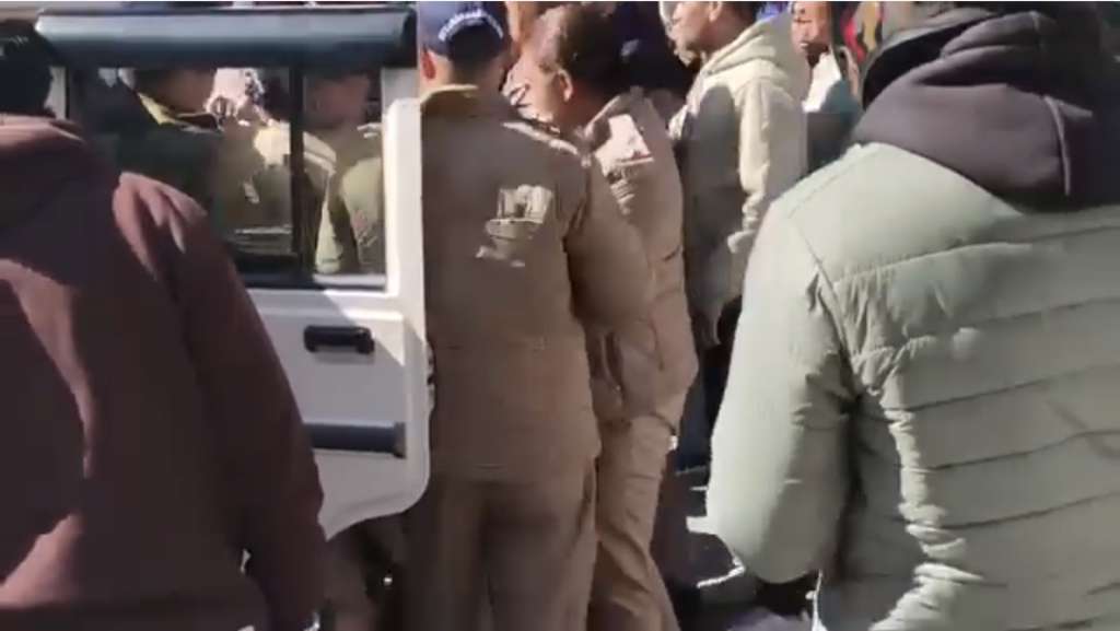 श्रीनगर कोतवाली में जमकर बवाल, स्थानीय युवकों और यात्रियों में मारपीट, देखिए वायरल वीडियो