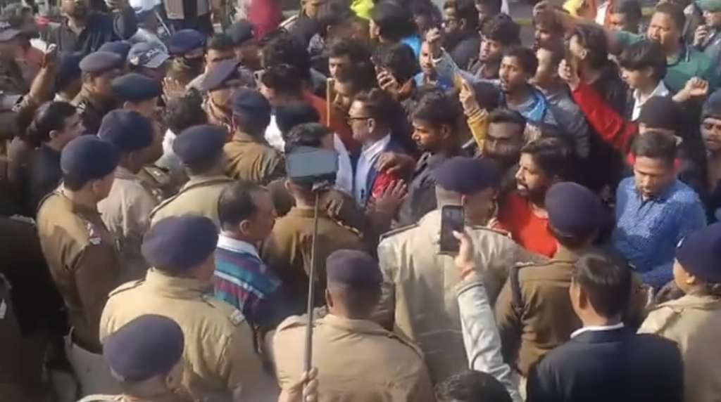 कोटद्वार में दुकान के नाम पर उठा विवाद, बाहरी संगठनों के प्रदर्शन से बढ़ा तनाव, पुलिस ने संभाला मोर्चा, वीडियो वायरल