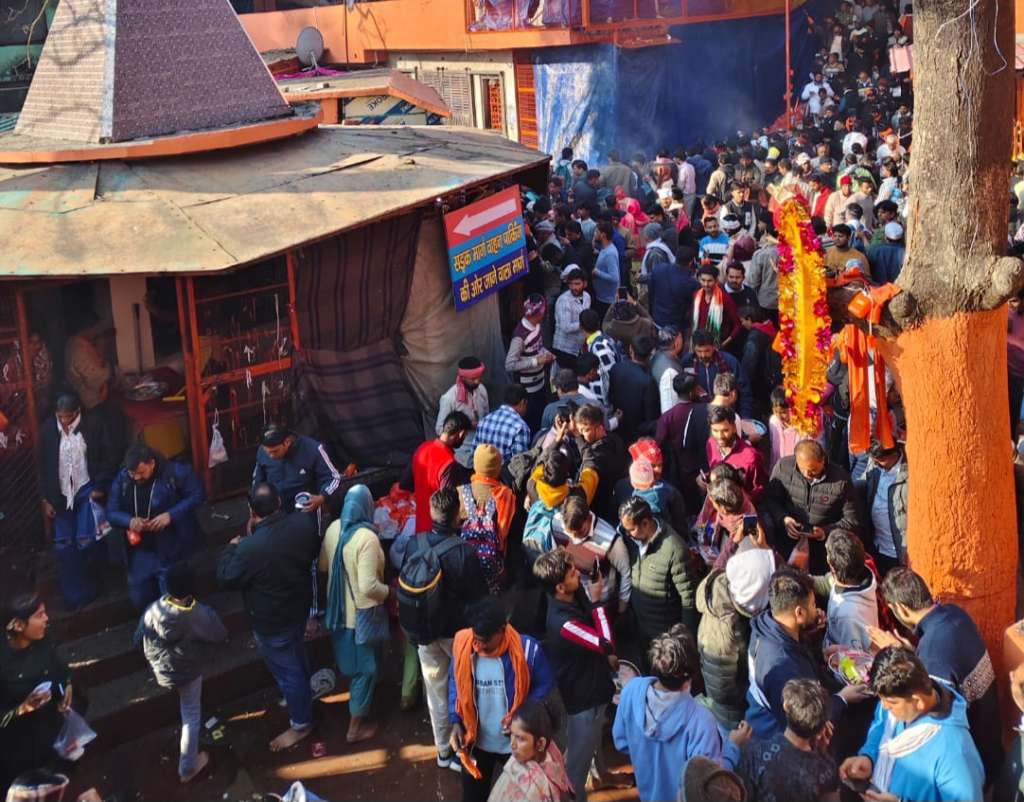 हर-हर महादेव के जनघोष से गूंजा नीलकंठ, महाशिवरात्रि पर शिवालयों में उमड़ा आस्था का सैलाब, पौड़ी पुलिस रही मुस्तैद, देखिए वीडियो