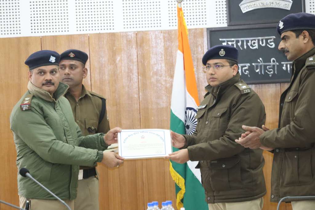 क्राइम मीटिंग पौड़ी: सीआईयू प्रभारी रणजीत तोमर समेत 21 पुलिसकर्मियों को मिला कप्तान का मेहनती सम्मान