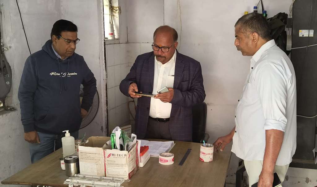 भगवानपुर सीएचसी के औचक निरीक्षण के दौरान सफाई व्यवस्था पर नाराज हुए सीएमओ