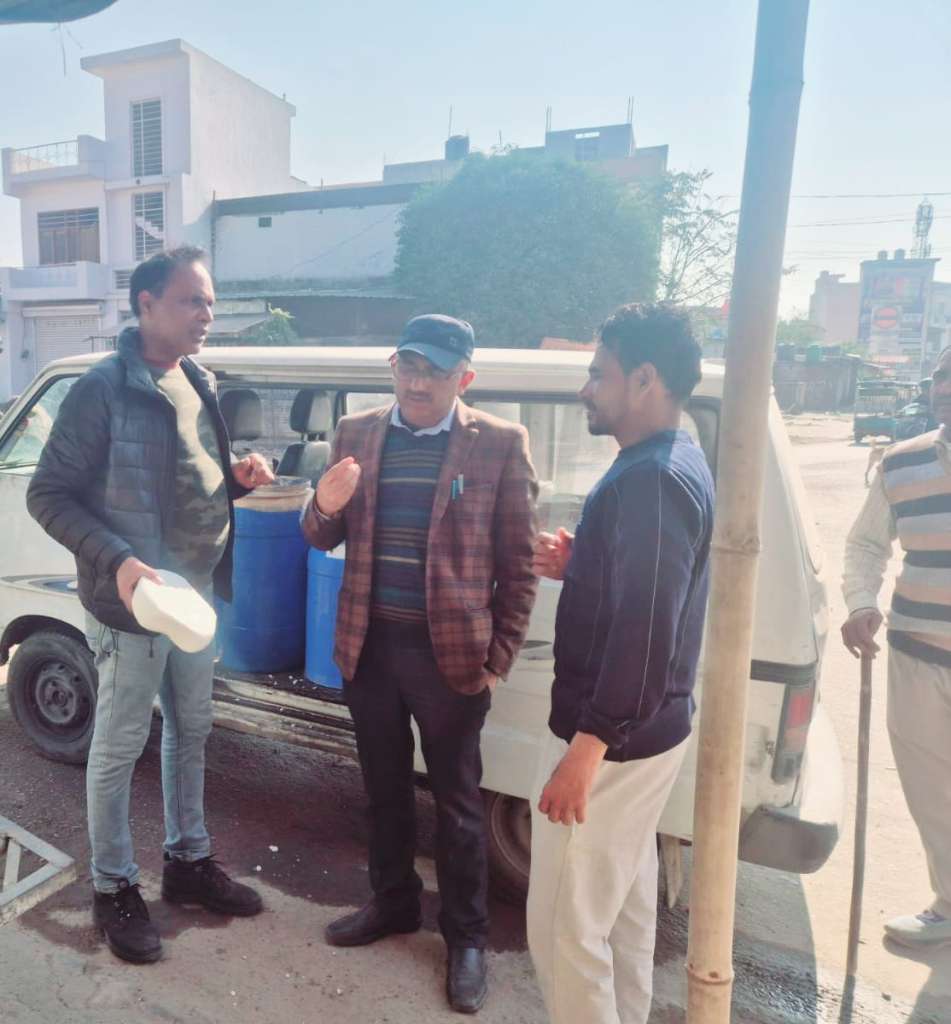 हरिद्वार बॉर्डर पर खाद्य सुरक्षा विभाग की छापेमारी, दूध-पनीर के 5 नमूने भरे