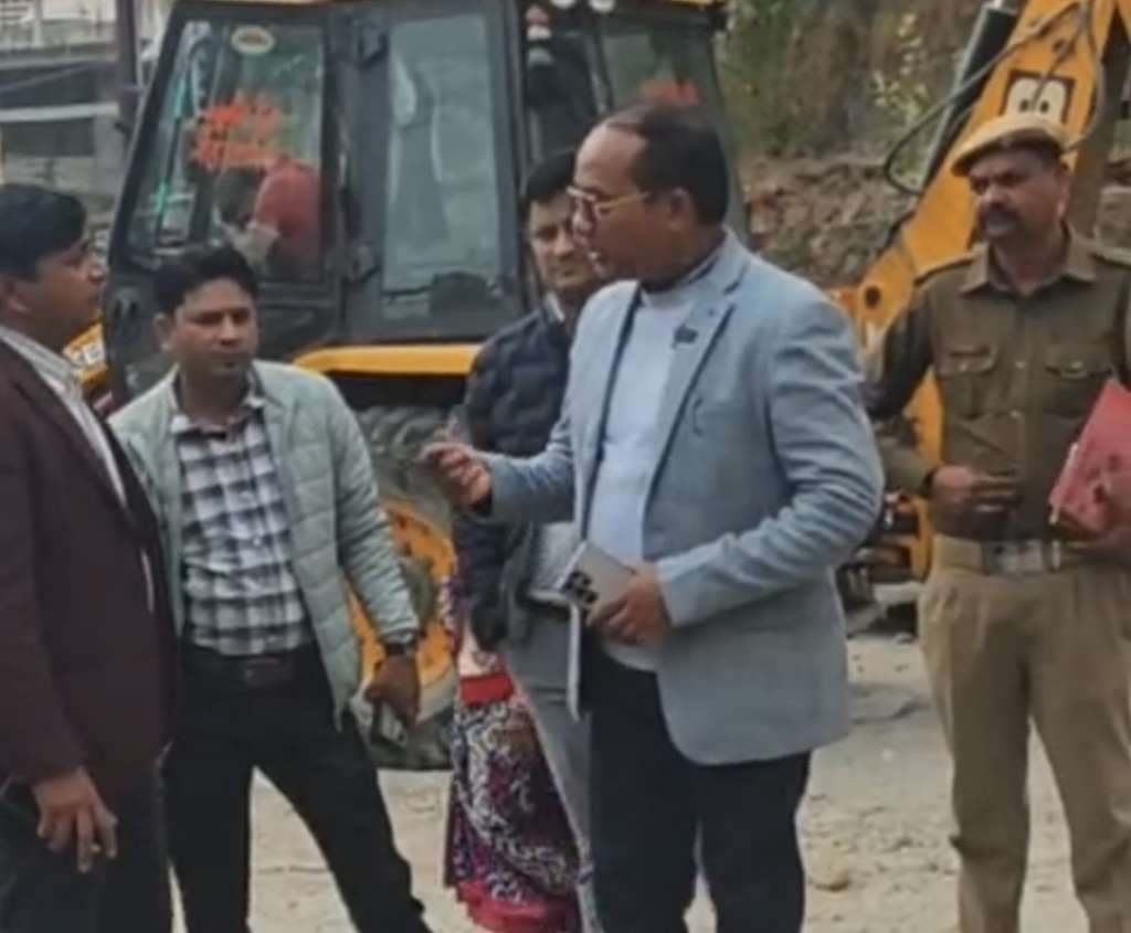 कोटद्वार में निर्माण कार्य की धीमी रफ्तार, नगर आयुक्त पीएल शाह ने लगाई निर्माणदायी संस्था की फटकार, वायरल वीडियो