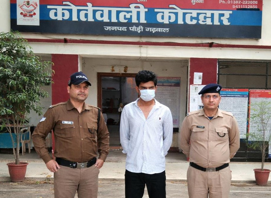 कोटद्वार कोतवाल की गाड़ी का शीशा फोड़ने और पुलिस टीम पर हमला करने वाले दोनों सगे भाई गिरफ्तार, देखिए वीडियो