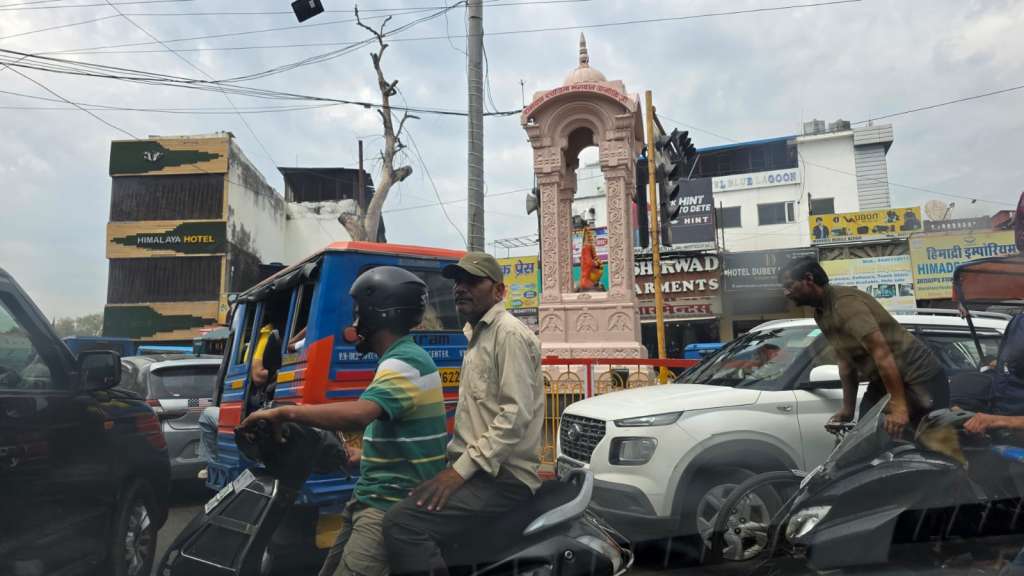 बाल्मीकि चौक पर भीषण जाम, घंटों तक फंसे रहे यात्री, पुलिसकर्मी नदारद, वीडियो वायरल