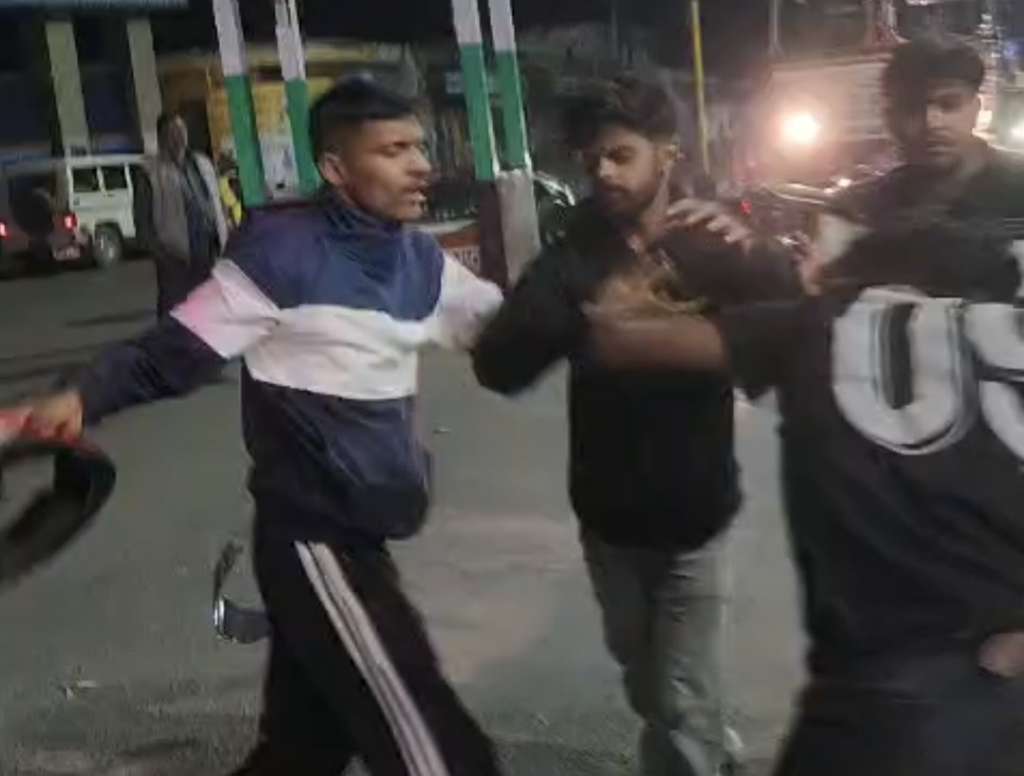 कोटद्वार के लालबत्ती चौक पर युवकों के बीच देर रात हुई मारपीट, वीडियो वायरल