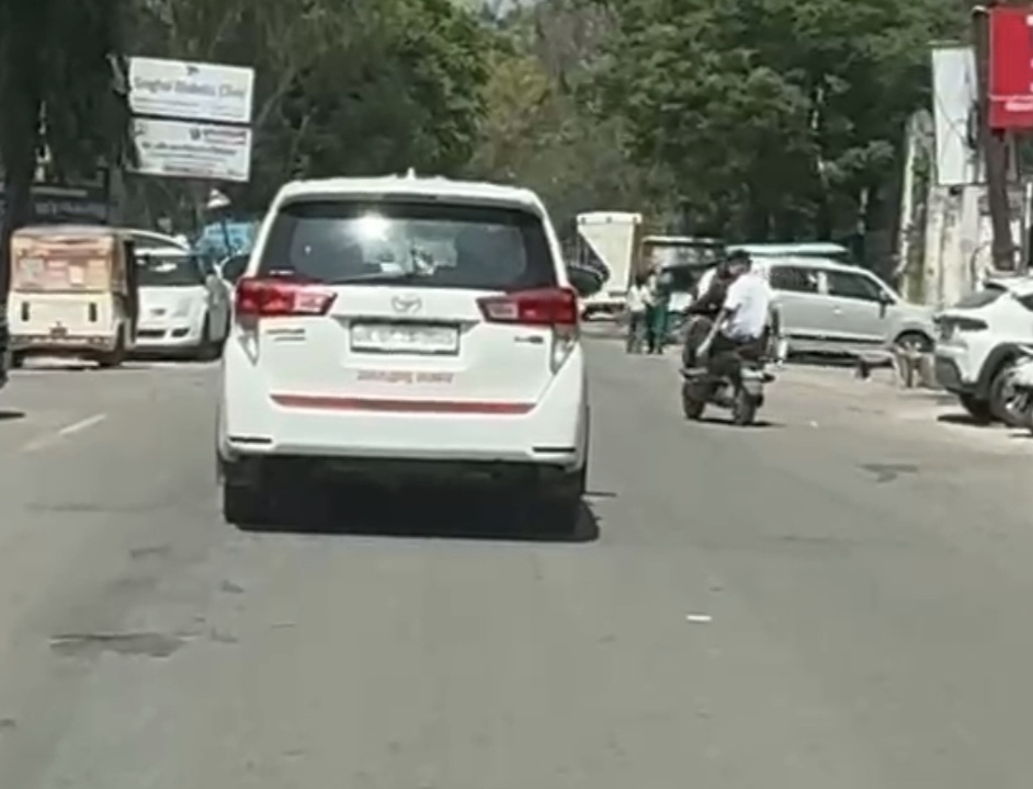 परिवहन मंत्री के जिले में नियमों की अनदेखी, उत्तराखंड सरकार लिखे टैक्सी वाहनों पर लग रही प्राइवेट नंबर प्लेट, वीडियो वायरल