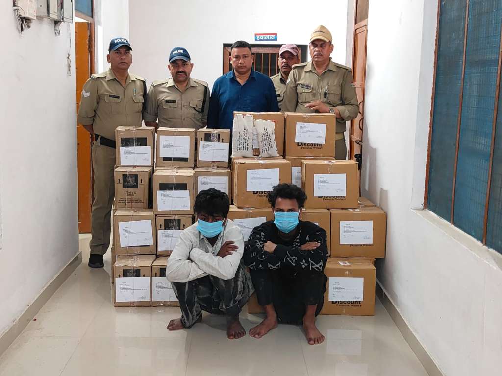 SSP चौबे का सख्त रुख, टिहरी में नशे के खिलाफ बड़ी कार्रवाई, बोलेरो पिकअप से 60 पेटी अवैध शराब बरामद, देखिए वीडियो