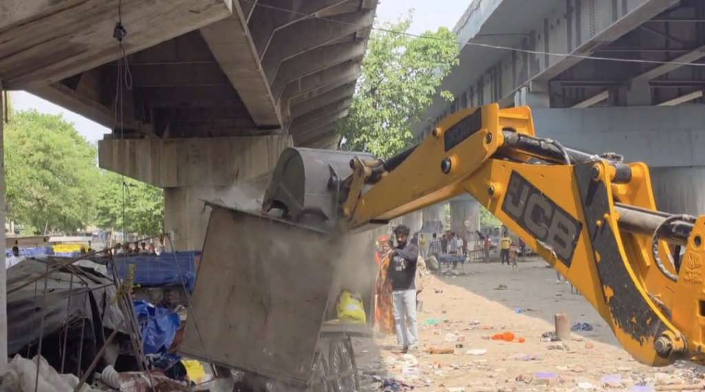 डीएम मयूर दीक्षित के निर्देशन में अवैध अतिक्रमणकरियों पर चला प्रशासन का पीला पंजा, देखिए वीडियो