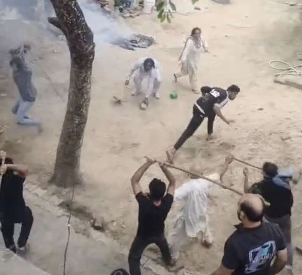 सगे भाइयों में खूनी संघर्ष, लाठी-डंडों से जमकर मारपीट, दोनों पक्ष फरार, पुलिस दबिश में जुटी, पथरी का मामला, वीडियो वायरल