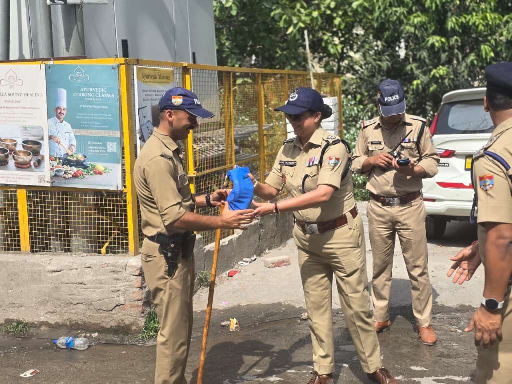 भीषण गर्मी में डटे पुलिस जवानों का बढ़ाया हौसला, एसएसपी टिहरी श्वेता चौबे खुद उतरीं मैदान में