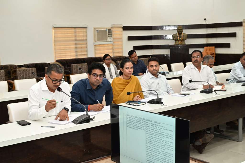 कांवड़ मेले से पहले सड़कें हों गड्ढा मुक्त, सड़क सुरक्षा नियमों पर सख्ती बढ़ेगी: डीएम मयूर दीक्षित