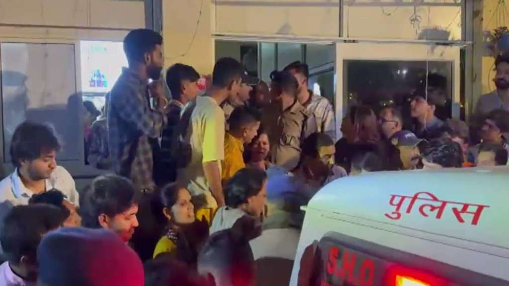 कैंचीधाम मेले से पहले बवाल: दो सिपाहियों पर छेड़खानी का आरोप, स्थानीय लोगों ने की पिटाई, चौकी का घेराव