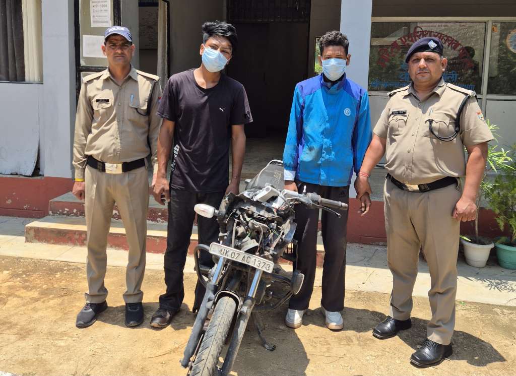 जिनकी पुलिस ने बचाई जान, वही निकले जेल जाने वाले मेहमान, टिहरी पुलिस ने 24 घंटे में किया बाइक चोरी का खुलासा