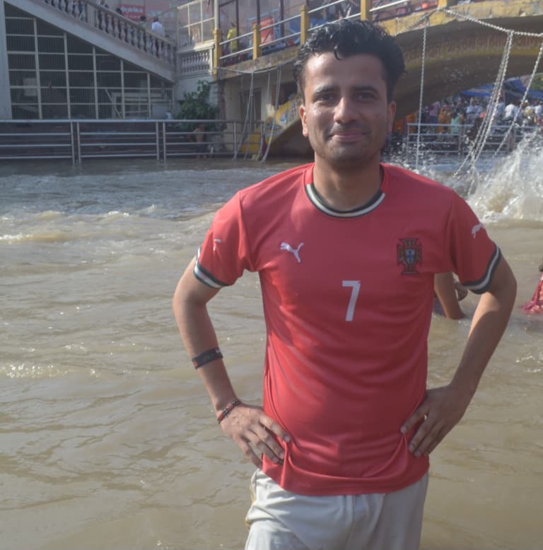 हरकी पैडी पर पत्रकार ने दिखाई बहादुरी, गंगा में डूब रहे युवक की बचाई जान, देखिए वीडियो