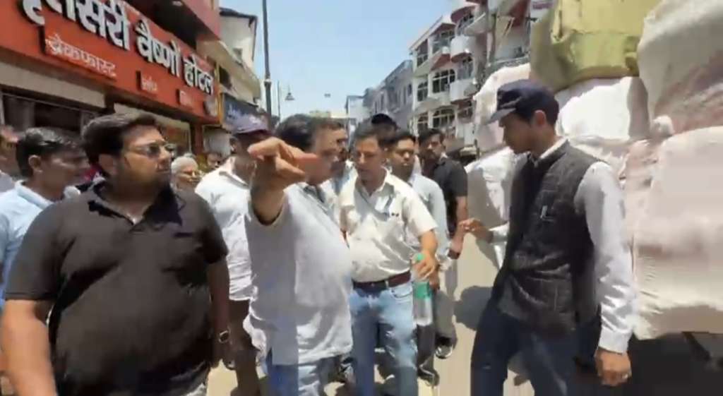 अतिक्रमण अभियान: नगर निगम के अधिकारी से व्यापारी बोले “चल चल हद हो गई तेरी”, सरकारी कार्य में बाधा डालने का आरोप, देखिए वायरल वीडियो