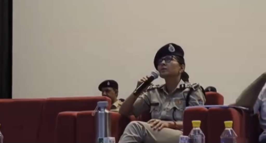 ब्रीफिंग में अनुशासनहीनता पर सख्ती, मोबाइल चलाते मिले सिपाही को आईजी और एसएसपी ने लगाई फटकार, देखिए वीडियो