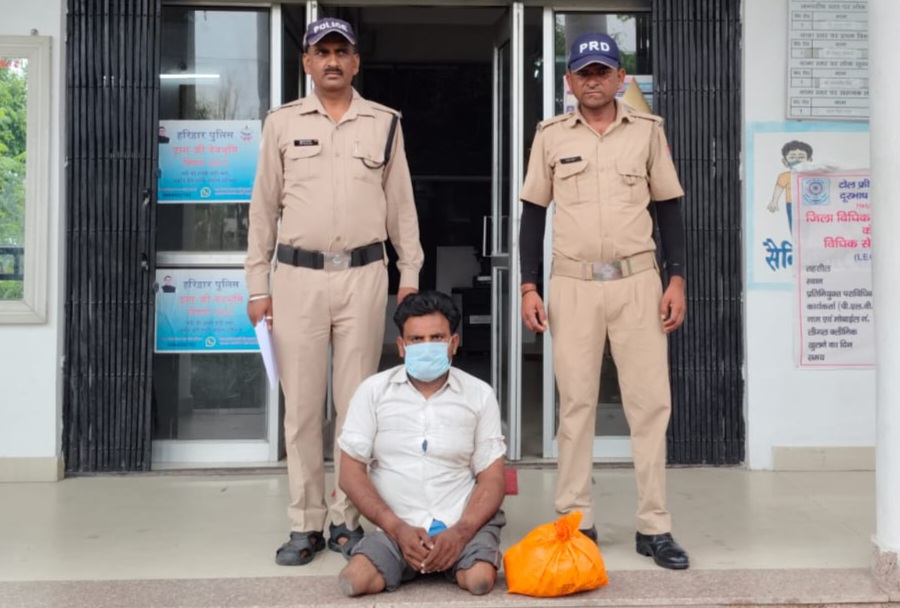 हरिद्वार में विकलांग तस्कर निकला गांजा सप्लायर, स्कूटी से कर रहा था नशे की तस्करी, 1.488 किलो गांजा बरामद