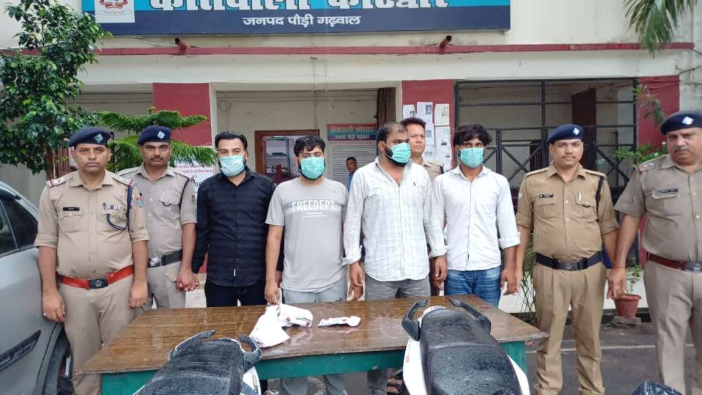 कोटद्वार पुलिस ने चार दिन में खोला अंतरराज्यीय चोरी गिरोह का राज, चार शातिर गिरफ्तार, दिल्ली का मास्टरमाइंड फरार, देखिए वीडियो