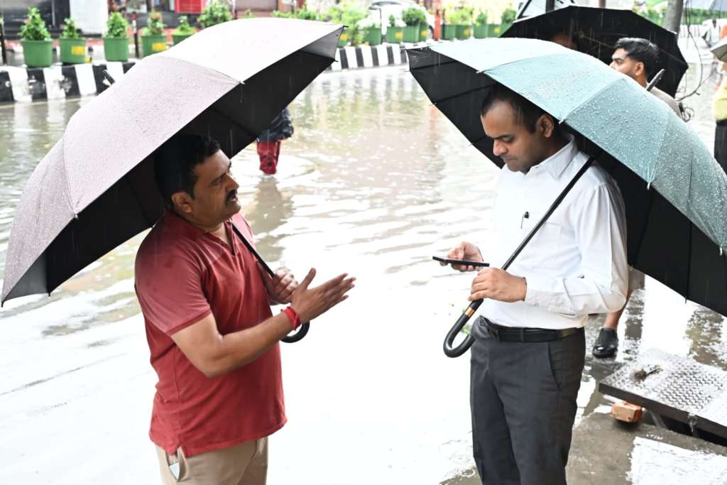हरिद्वार में प्रशासन के लिए आफत बनी बारिश, जलभराव से हालात बिगड़े, रेलवे कॉलोनी में मकान क्षतिग्रस्त, चार लोगों का रेस्क्यू, डीएम ने संभाला मोर्चा, देखिए वीडियो