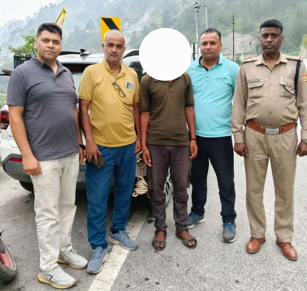 NDPS के दो मामलों में वांछित 5 हजार का इनामी तस्कर उत्तरकाशी से गिरफ्तार, गिरफ्तारी में सीआईयू कोटद्वार के हेड कांस्टेबल उत्तम कुमार की रही उत्तम भूमिका