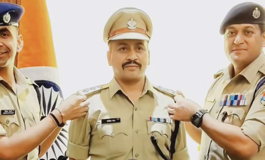 निरीक्षक राजेश शाह और प्रदीप पंत बने सीओ, एसएसपी प्रमेंद्र डोबाल ने पुलिस उपाधीक्षकों को पहनाए रैंक