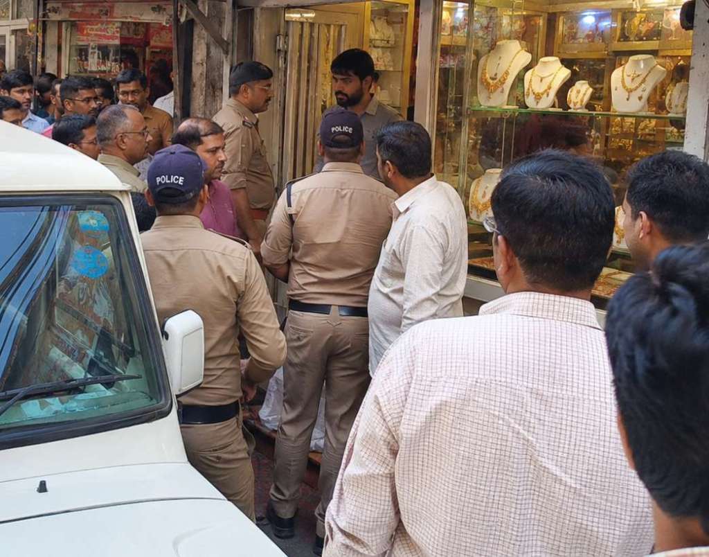 गंगनहर चोरी कांड की जांच में हापुड़ पहुंची पुलिस, सर्राफा बाजार में छापेमारी से मचा हड़कंप