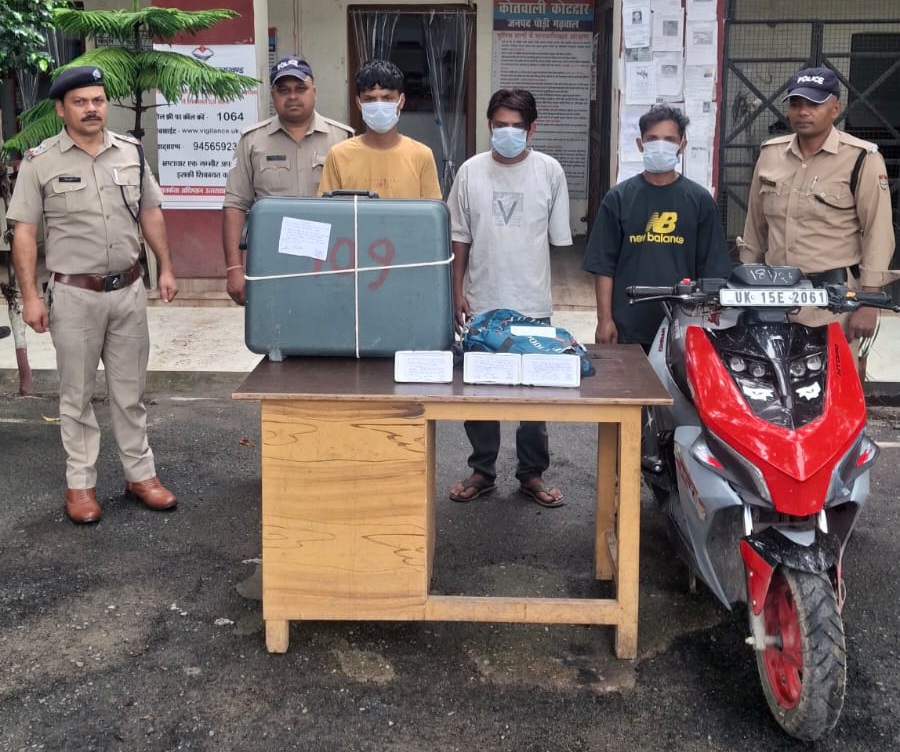 कोटद्वार पुलिस ने घर में चोरी का किया खुलासा, तीन शातिर चोर गिरफ्तार, सोने-चांदी के जेवर और वारदात में प्रयुक्त स्कूटी बरामद