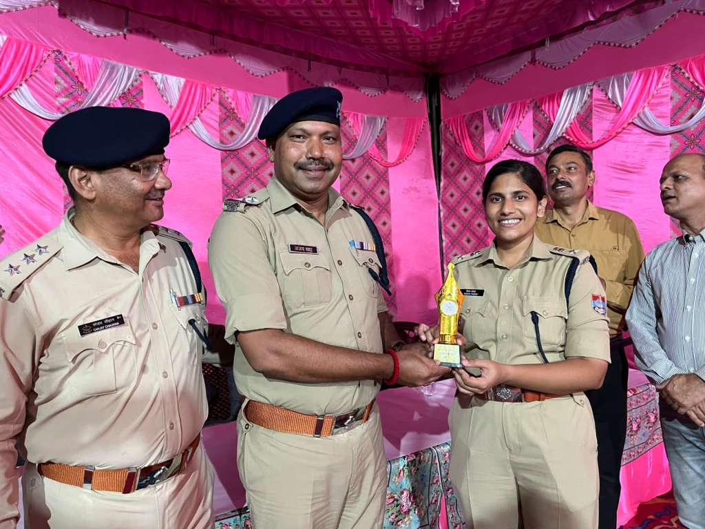 कांवड़ मेले में महत्वपूर्ण भूमिका निभाने वाले में सिडकुल थाना प्रभारी अजय शाह समेत SPO’s को SP क्राइम ने दिया सम्मान