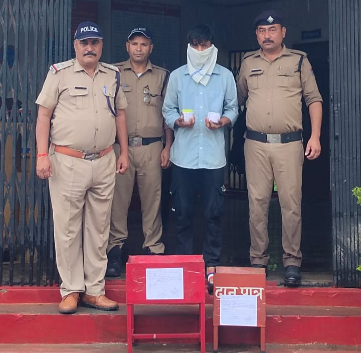 मंदिरों के दानपात्र पर हाथ साफ करने वाला चोर यमकेश्वर पुलिस ने किया गिरफ्तार, नकदी और दो दानपात्र बरामद, देखिए वीडियो