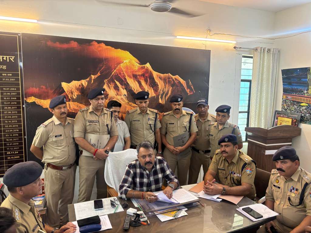 श्यामपुर और रानीपुर कोतवाली पुलिस की बड़ी कार्रवाई: श्यामपुर में साइबर गैंग के पांच सदस्य गिरफ्तार, रानीपुर में ज्वेलर्स से लूट का एसएसपी ने किया खुलासा