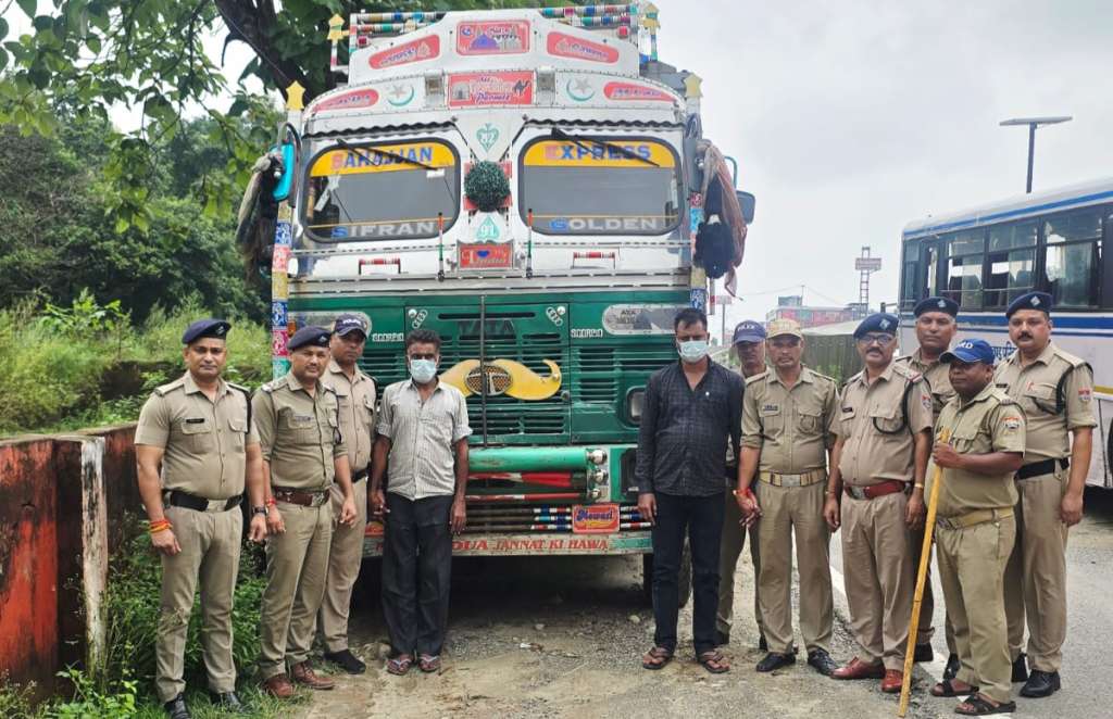 श्यामपुर पुलिस की बड़ी कार्रवाई, 35 लाख रुपये का चोरी हुआ 12 टायरा ट्रक चंद घंटों में बरामद, दो आरोपी गिरफ्तार, देखिए वीडियो