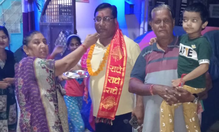 भाजपा नेता लव शर्मा के नामित पार्षद बनने पर समर्थकों ने ढोल-नगाड़ों के साथ किया स्वागत