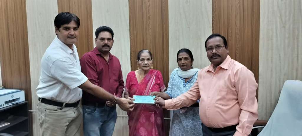 मृतक पत्रकार के आश्रित को पत्रकार कल्याण कोष से मिला पांच लाख का सहायता चेक