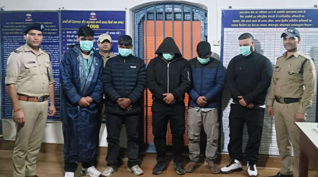 बस अड्डा पौड़ी में कहासुनी के बाद भिड़े दो पक्ष, पांच युवक गिरफ्तार
