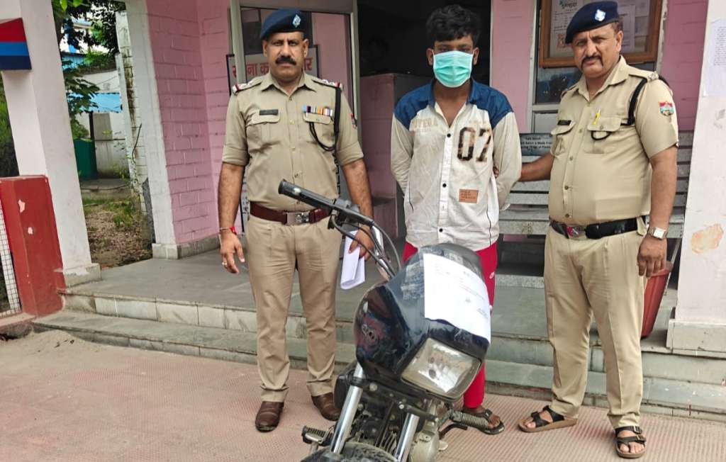 चोरी की बाइक लेकर भाग रहा आरोपी सिडकुल पुलिस ने दबोचा