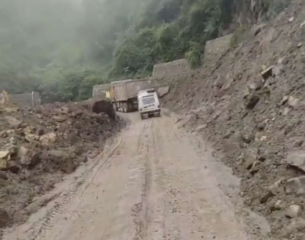 कीचड़ और फिसलन से भरा निर्माणाधीन गुमखाल-सतपुली मार्ग, जान जोखिम में डालकर सफर कर रहे लोग, वीडियो वायरल