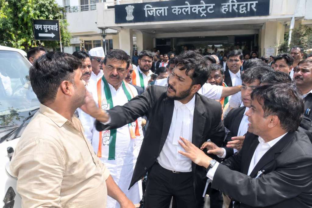 कलेक्ट्रेट में कांग्रेस नेताओं के काफिले में विवाद, तू-तड़ाक के बाद बढ़ा मामला, अधिवक्ताओं से कहासुनी के बाद ड्राइवर को थप्पड़