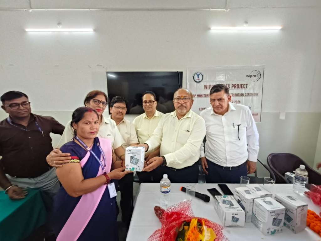 बहादराबाद सीएचसी का CMO ने किया निरीक्षण, 65 आशाओं को वितरित की गई BP मशीनें